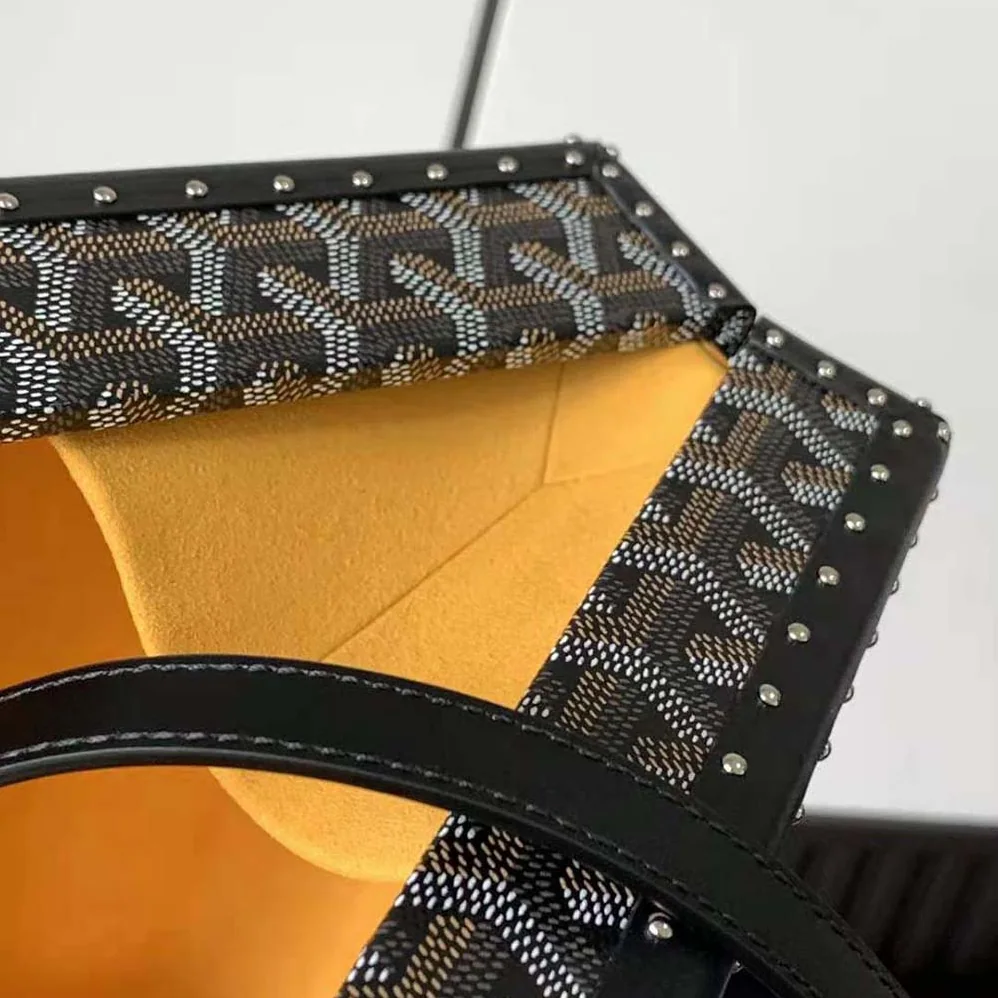 Goyard Sac Malle Grand Hôtel in Goyardine Canvas & Clamecy Calfskin for Women in Black Goyard Sac Malle Grand Hôtel in Goyardine Canvas & Clamecy Calfskin for Women in Black