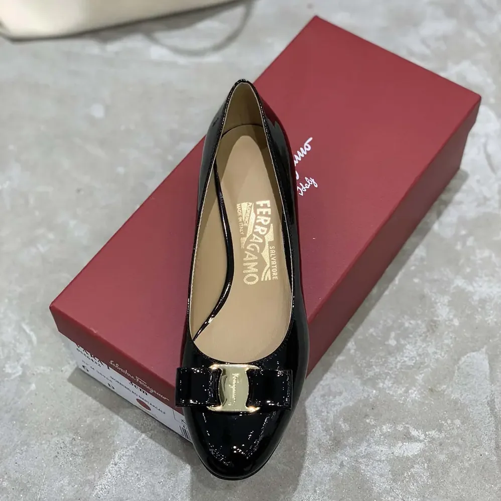 Salvatore Ferragamo Vara Pump for Women in Black Salvatore Ferragamo Vara Pump for Women in Black