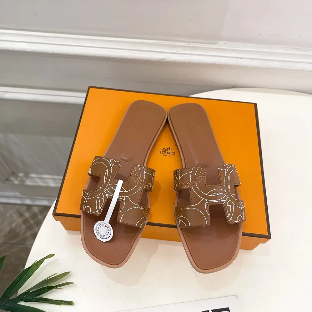 Hermes Oran sandal in “Panoplie Equestre” Embroidered Calfskin for Women in Brown Hermes Oran sandal in “Panoplie Equestre” Embroidered Calfskin for Women in Brown