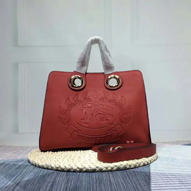 Burberry The Leather Crest Grommet Detail Tote for Women in Red