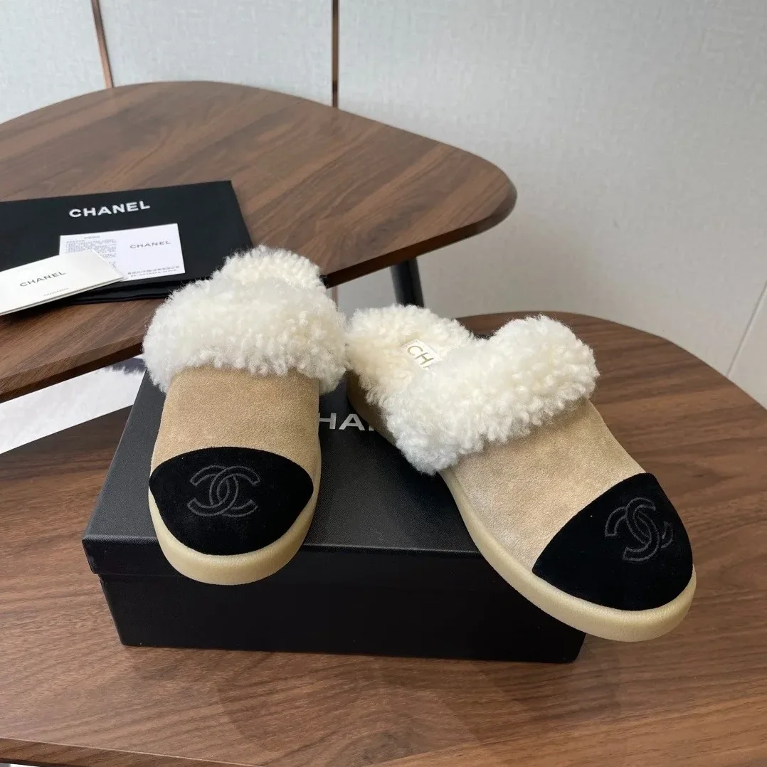 Chanel Shearling Two in Tone Mules Beige/Black Chanel Shearling Two in Tone Mules Beige/Black