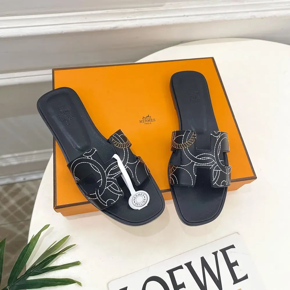 Hermes Oran sandal in “Panoplie Equestre” Embroidered Calfskin for Women in Black Hermes Oran sandal in “Panoplie Equestre” Embroidered Calfskin for Women in Black