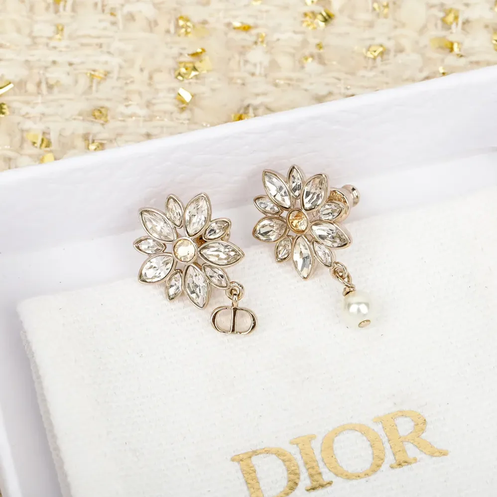 Dior Fleur de Glace Earrings Pale Gold-Finish Metal with White Resin Pearl for Women Dior Fleur de Glace Earrings Pale Gold-Finish Metal with White Resin Pearl for Women