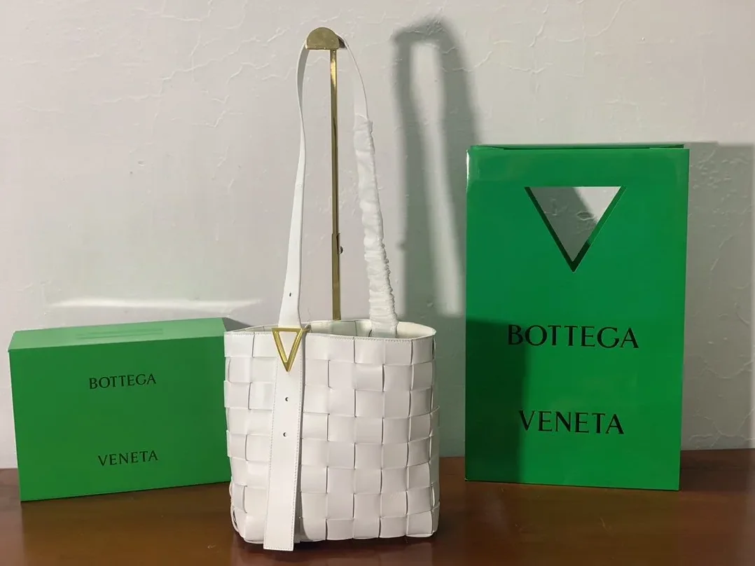 Bottega Veneta Shoulder Bag Nappa White Bottega Veneta Shoulder Bag Nappa White