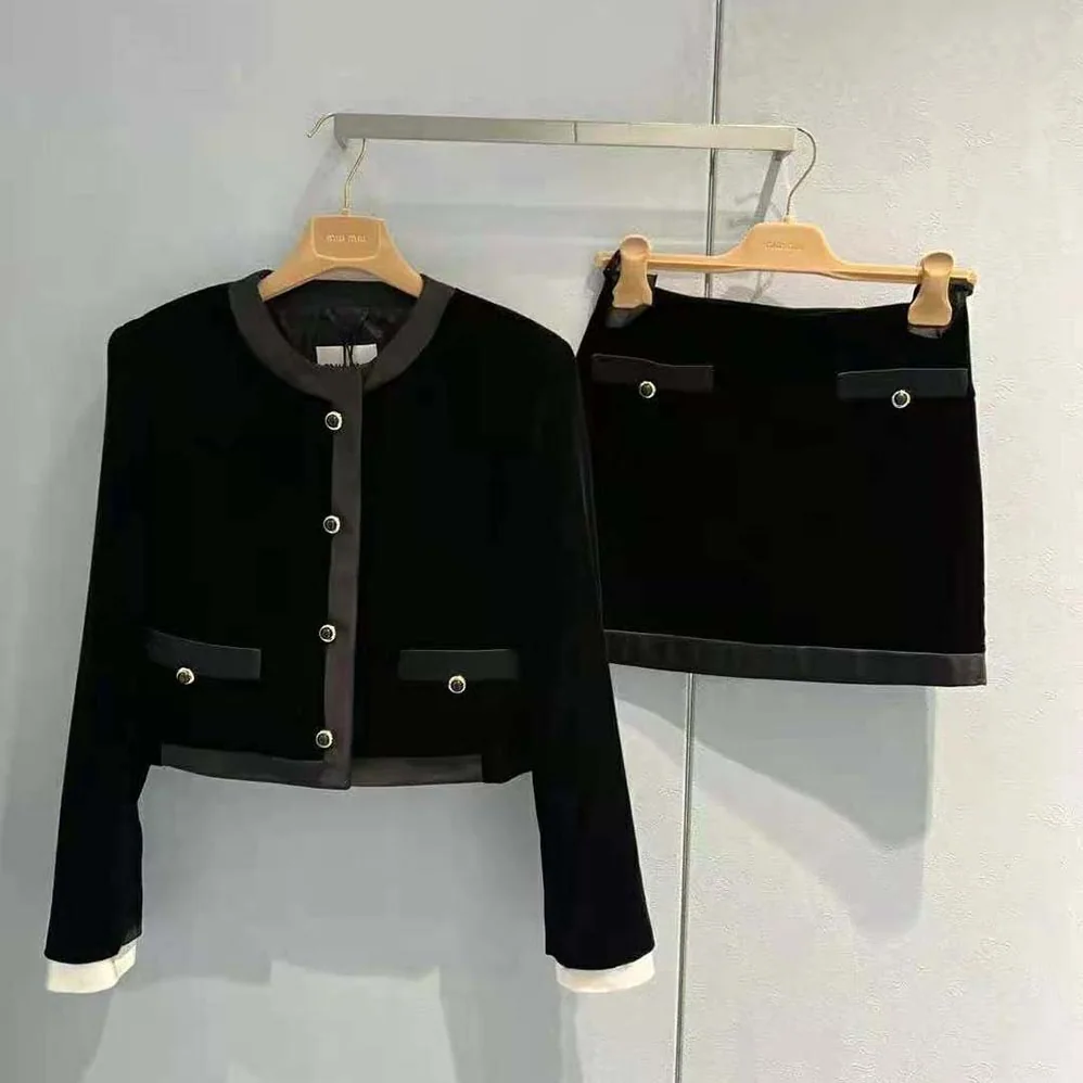 Miu Miu Velvet Single-Breasted Jacket with Miu Miu Logo label for Women in Black Miu Miu Velvet Single-Breasted Jacket with Miu Miu Logo label for Women in Black