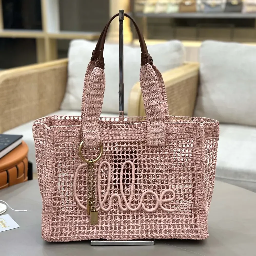 Chloe Summer Banana East-west Tote Bag in Raffia & Buffalo Leather for Women in Pink Chloe Summer Banana East-west Tote Bag in Raffia & Buffalo Leather for Women in Pink