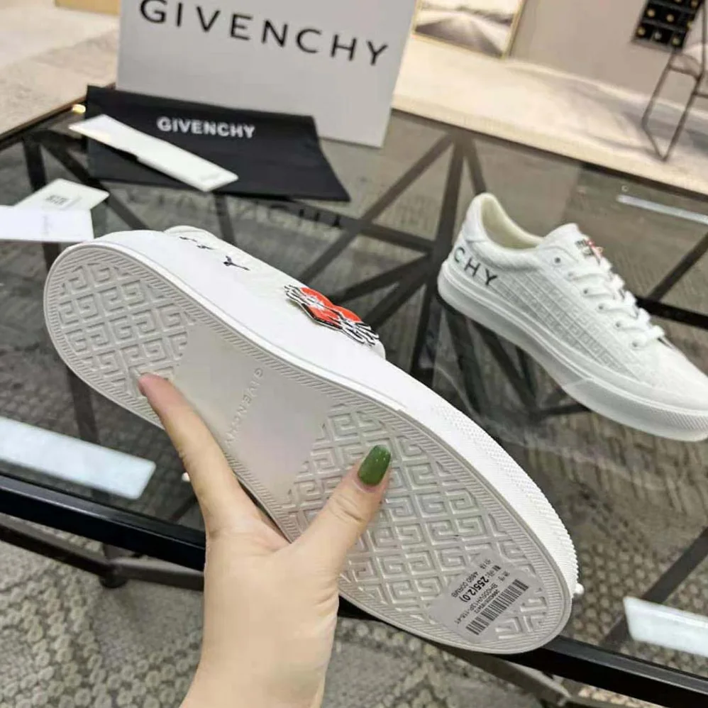 Givenchy City Sport Oswald Sneakers in Leather for Unisex in White Givenchy City Sport Oswald Sneakers in Leather for Unisex in White