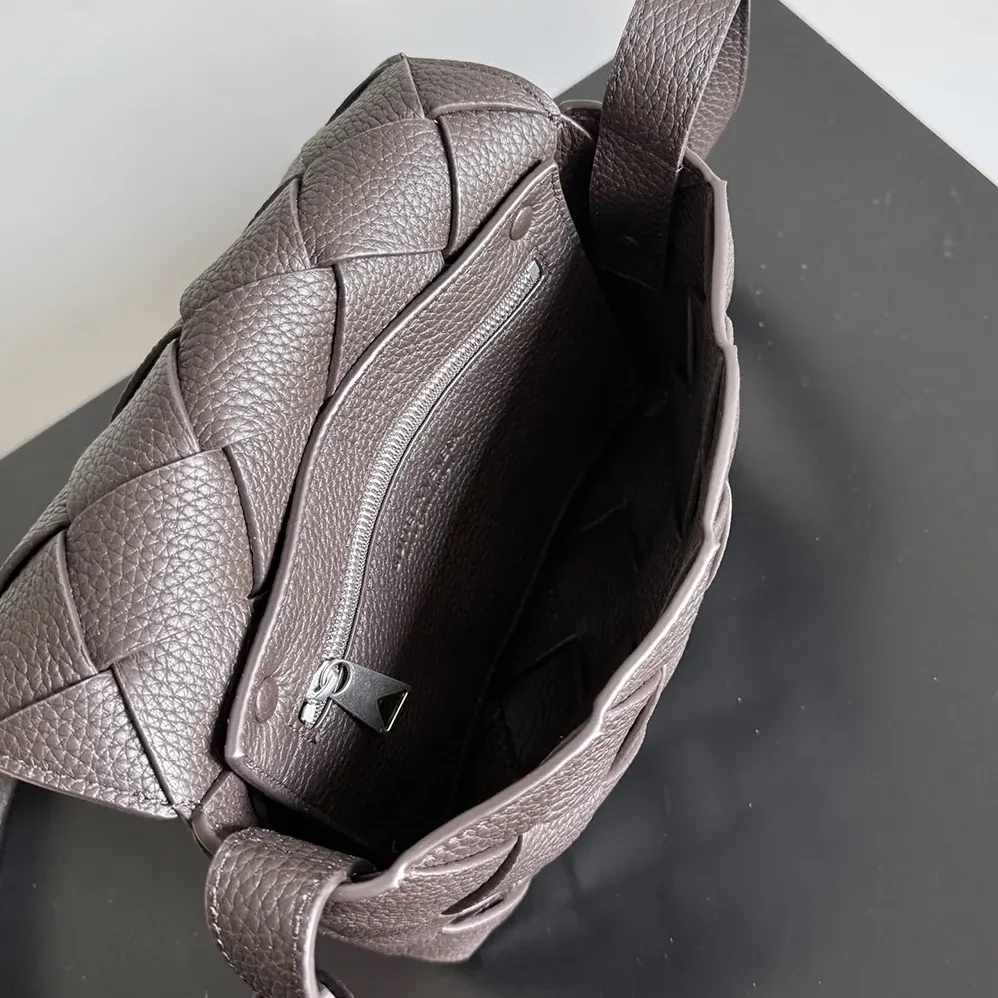 Bottega Veneta Diago for Unisex in Bordeaux