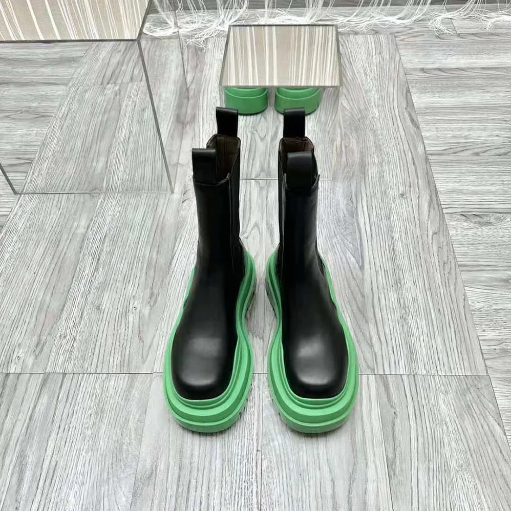 Bottega Veneta Tire Chelsea Boot in Vegetally-Tanned Leather for Unisex in Green Bottega Veneta Tire Chelsea Boot in Vegetally-Tanned Leather for Unisex in Green