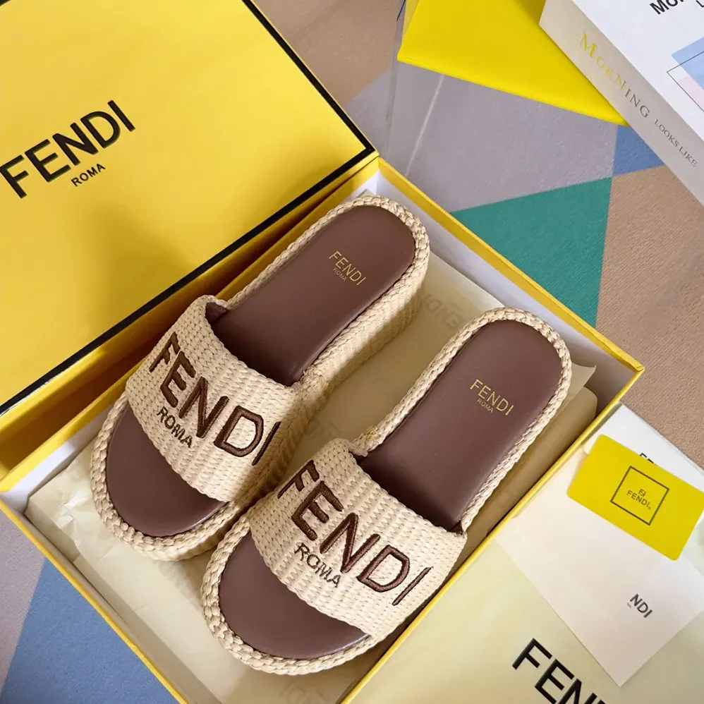 Fendi Fendi Sunshine Beige for Women in Brown Raffia Flatform Slides