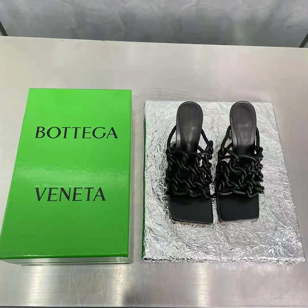 Bottega Veneta Stretch Twist Mule Hand-Twisted Tubular Leather for Women in Black Bottega Veneta Stretch Twist Mule Hand-Twisted Tubular Leather for Women in Black