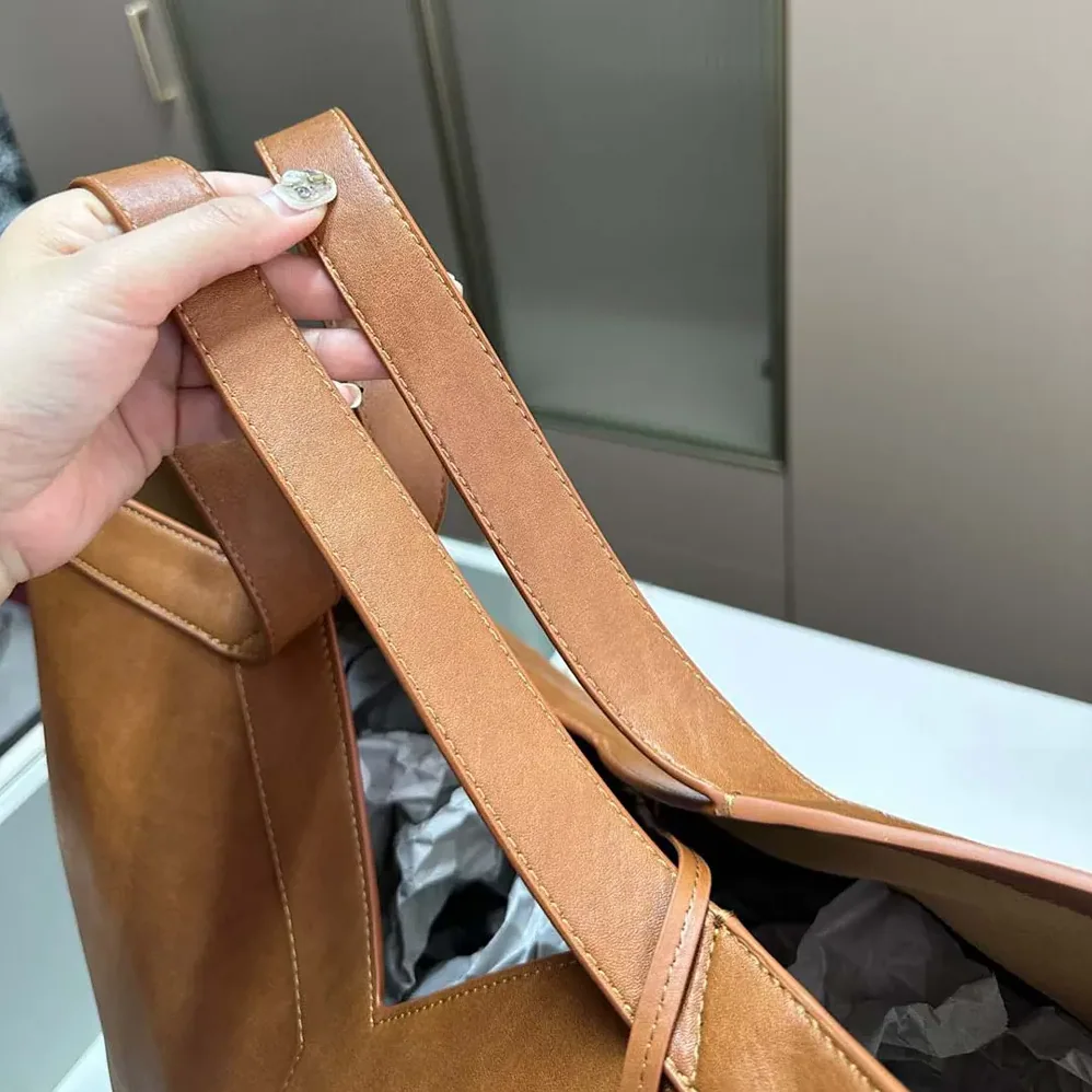 Saint Laurent YSL Y Tote in Leather for Women in Brown