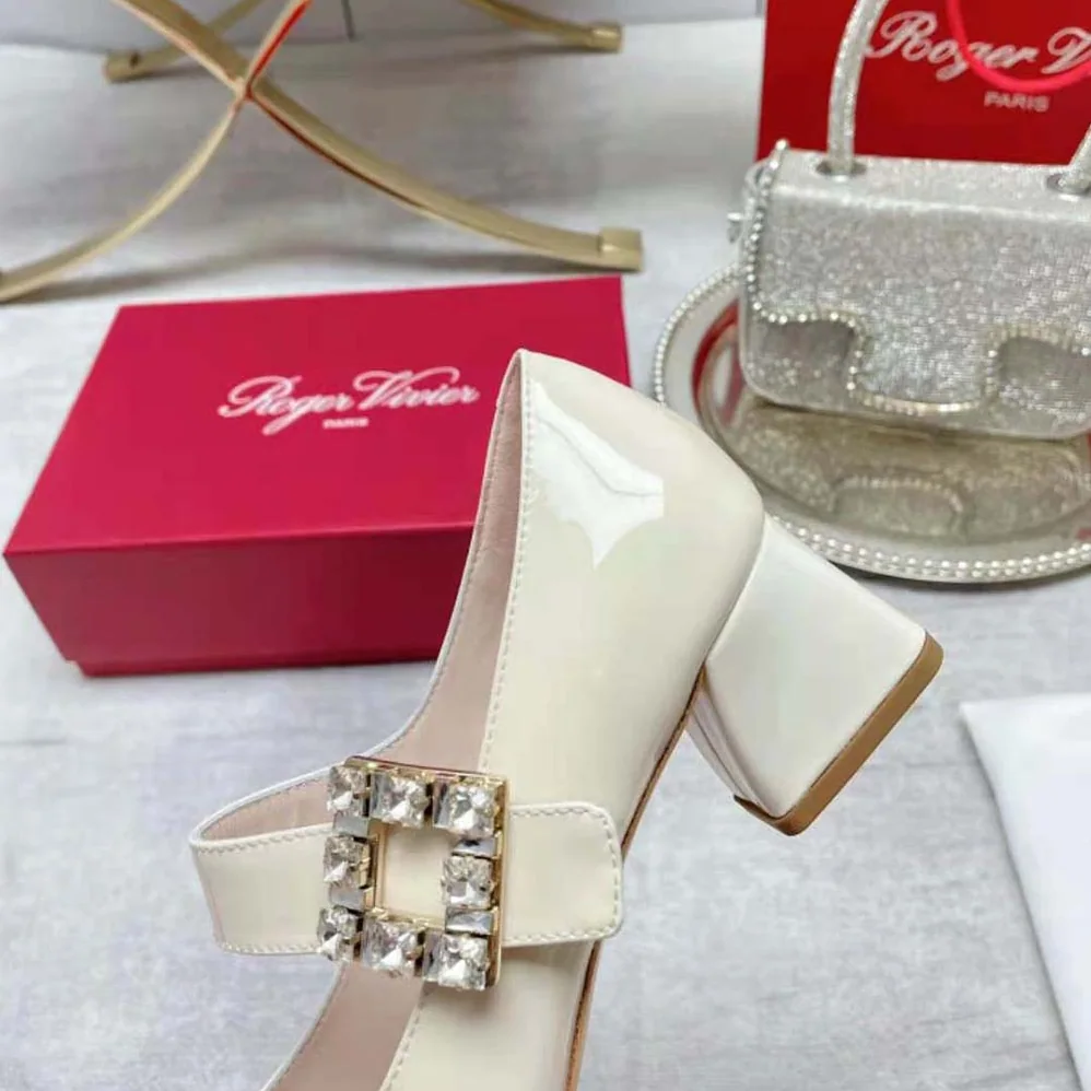 Roger Vivier Très Vivier Rhinestone Buckle Babies Pumps for Women in White Roger Vivier Très Vivier Rhinestone Buckle Babies Pumps for Women in White