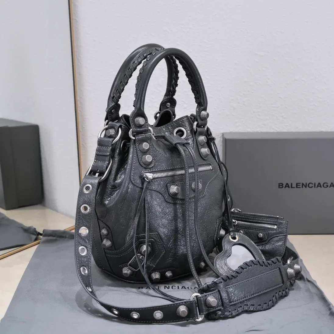 Balenciaga Le Cagole Small Bucket Bag In White in Black/Purple /