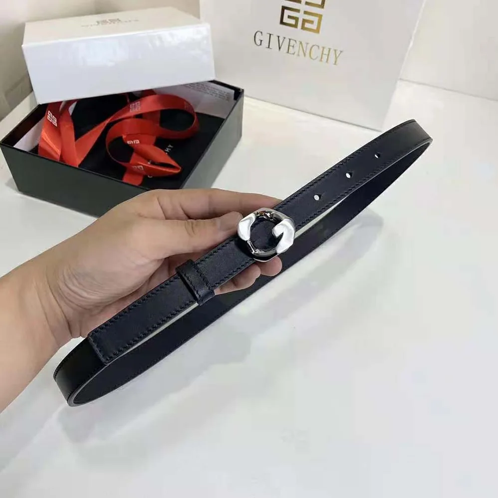 Givenchy G Chain Buckle Thin Reversible Belt in Smooth Leather for Women in Silver Givenchy G Chain Buckle Thin Reversible Belt in Smooth Leather for Women in Silver