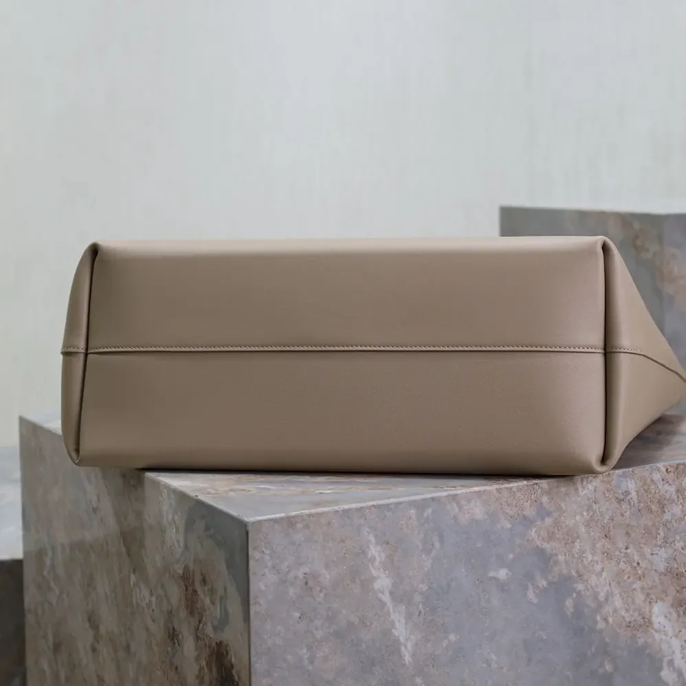 Saint Laurent YSL Shopping Saint Laurent in Leather for Women in Sandy
