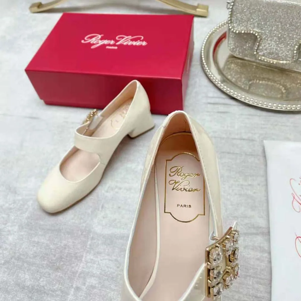 Roger Vivier Très Vivier Rhinestone Buckle Babies Pumps for Women in White Roger Vivier Très Vivier Rhinestone Buckle Babies Pumps for Women in White