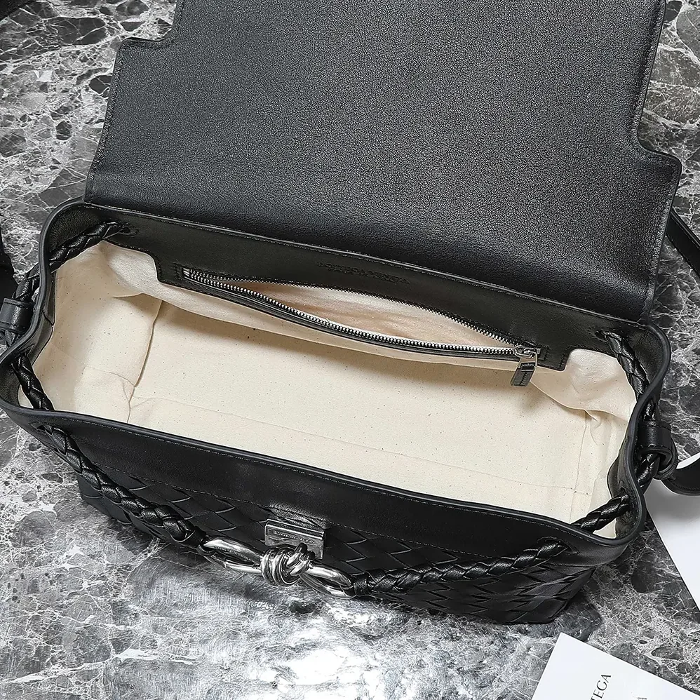 Bottega Veneta Small Andiamo Messenger for Unisex in Black Bottega Veneta Small Andiamo Messenger for Unisex in Black