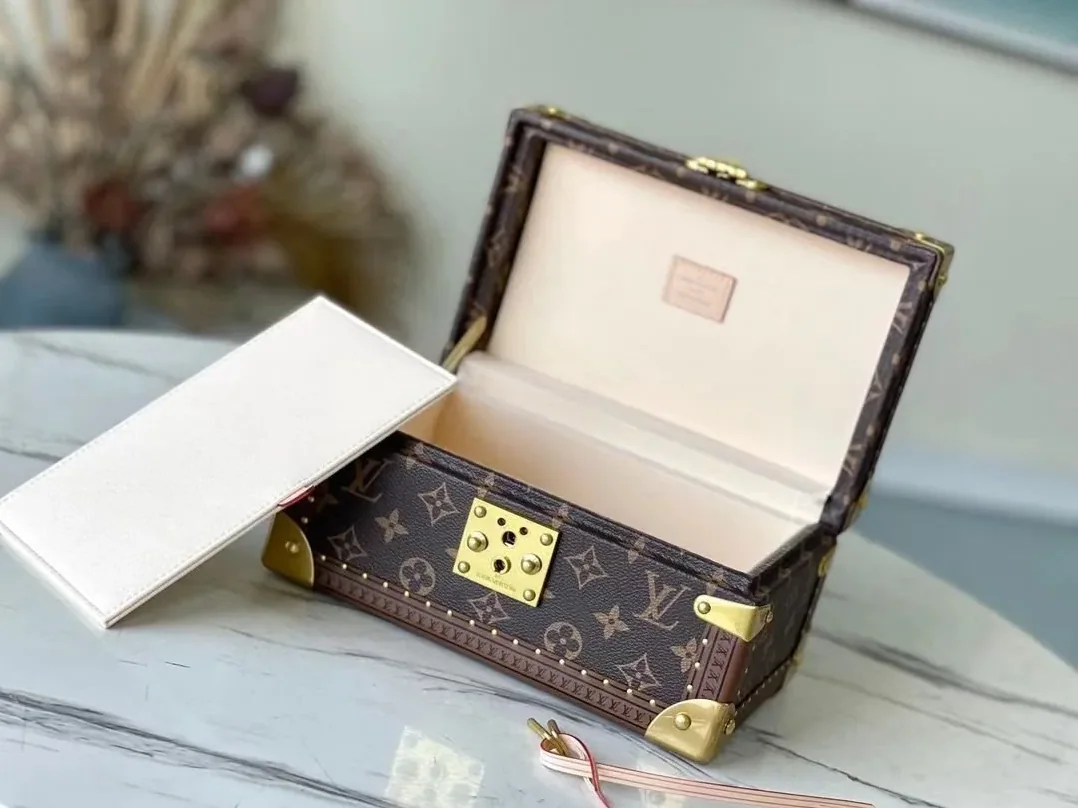 Louis Vuitton Coffret Tresor 24 Cream / Louis Vuitton Coffret Tresor 24 Cream /