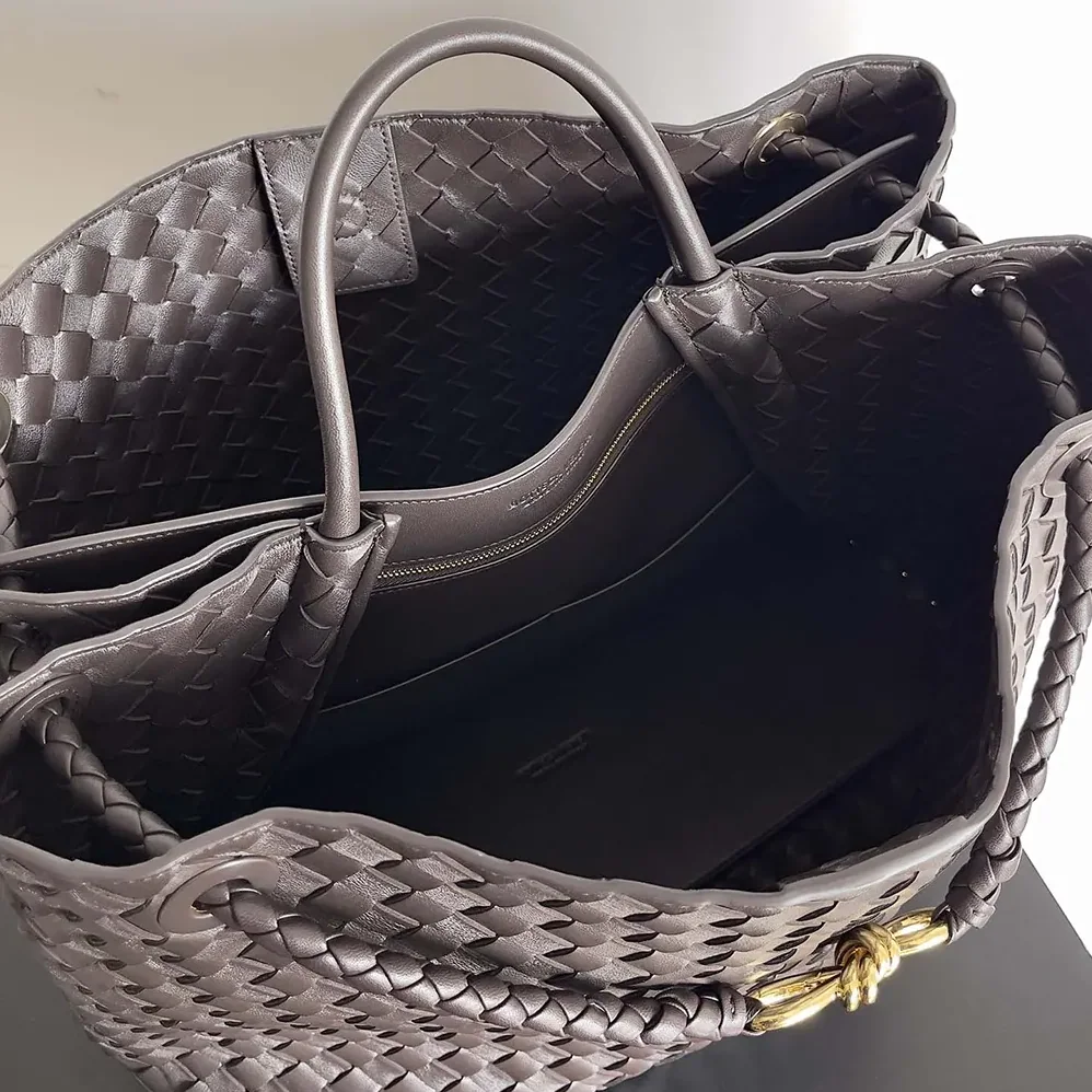Bottega Veneta Large Andiamo in Lambskin Leather for Women in Chocolate Brown