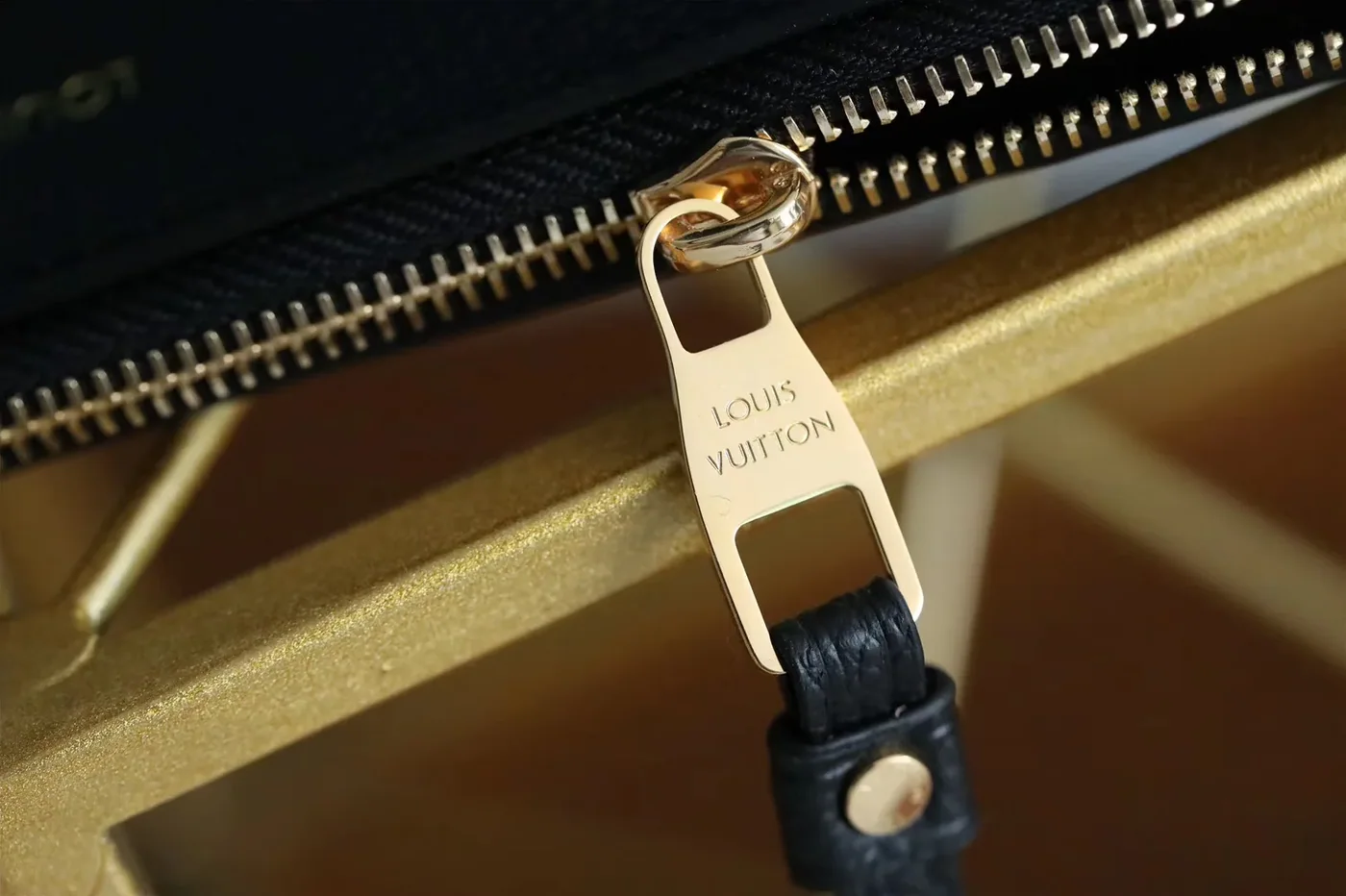 Louis Vuitton Pochette Melanie MM Monogram Empreinte Red , / Louis Vuitton Pochette Melanie MM Monogram Empreinte Red , /