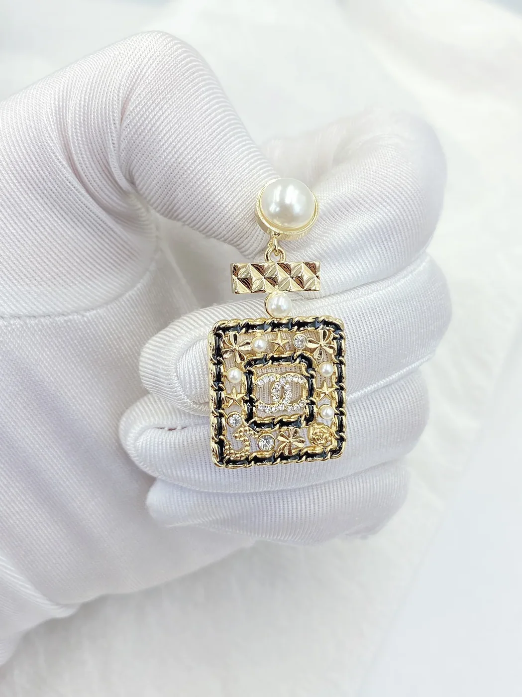 Chanel Douple Black Border Square Frame Earrings Gold Tone Chanel Douple Black Border Square Frame Earrings Gold Tone