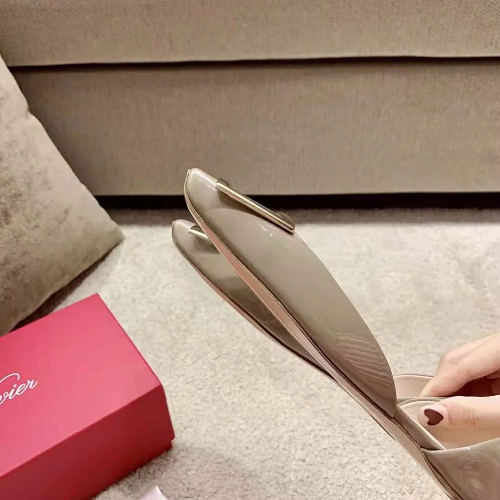 Roger Vivier Trompette Dorsay Metal Buckle Ballerinas in Patent Leather for Women in Beige Roger Vivier Trompette Dorsay Metal Buckle Ballerinas in Patent Leather for Women in Beige