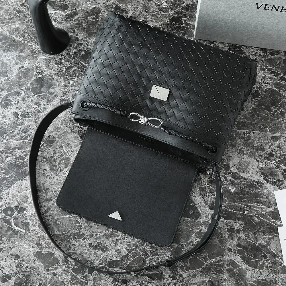 Bottega Veneta Medium Andiamo Messenger for Unisex in Black