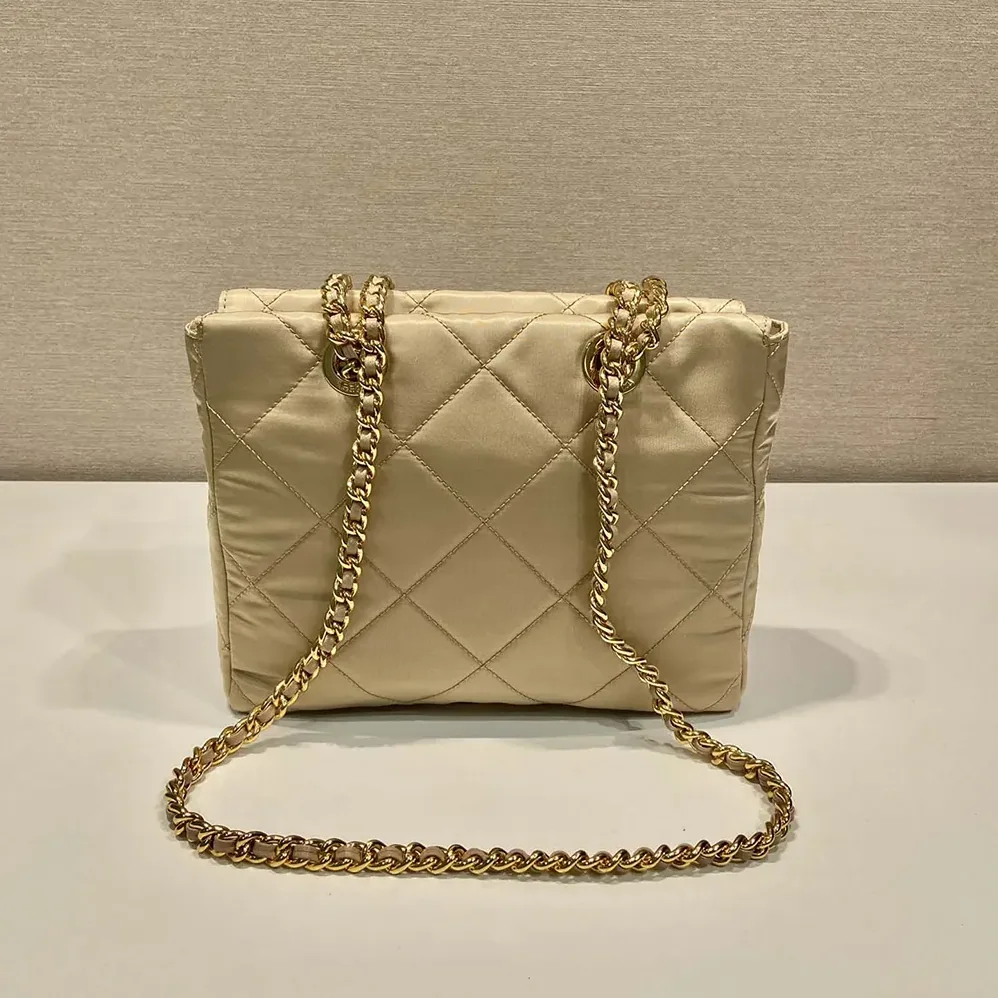Prada Prada Re-Edition 1995 Chaîne Re-Nylon Tote Bag for Women in Beige Prada Prada Re-Edition 1995 Chaîne Re-Nylon Tote Bag for Women in Beige
