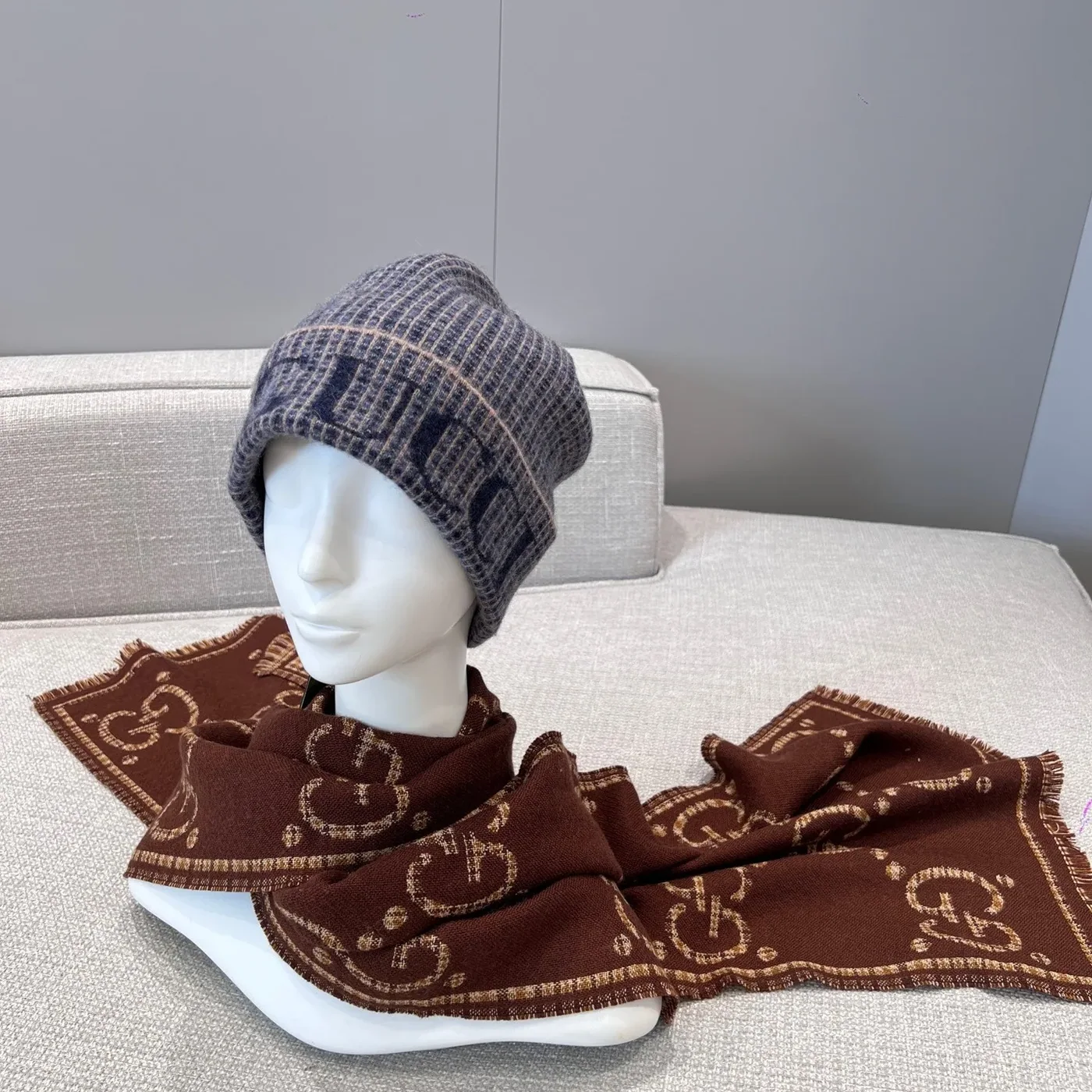 Gucci GG Scarf Brown And Beige /