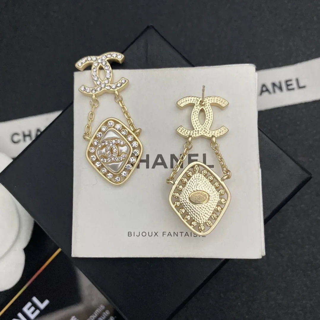 Chanel Small Twinkle Stone Border Rhombus Earrings Gold Tone Chanel Small Twinkle Stone Border Rhombus Earrings Gold Tone