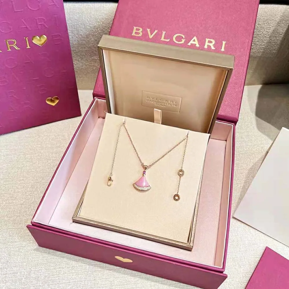 Bvlgari DIVAS' DREAM Necklace in 18 KT Rose Gold with Pendant Set for Women in Pink Bvlgari DIVAS' DREAM Necklace in 18 KT Rose Gold with Pendant Set for Women in Pink