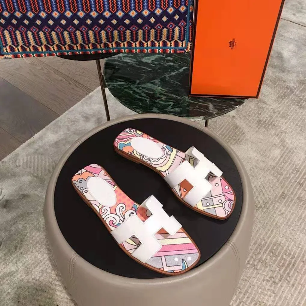 Hermes Oran Sandal in Cotton Canvas with “Faubourg Rainbow” Print for Women in White Hermes Oran Sandal in Cotton Canvas with “Faubourg Rainbow” Print for Women in White