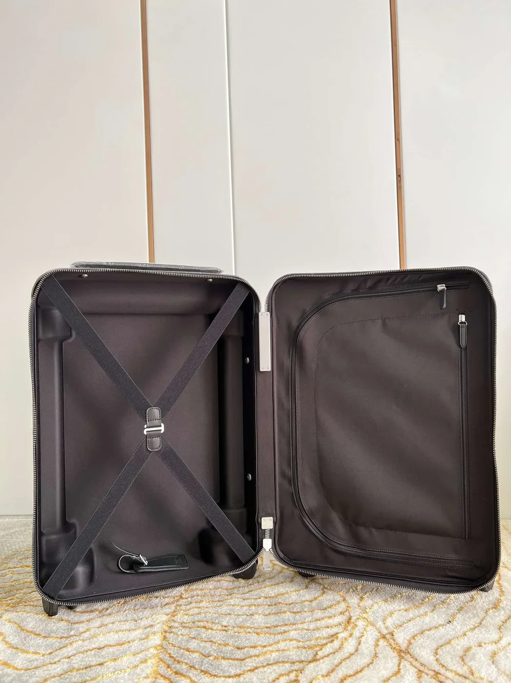 Louis Vuitton Monogram Horizon 55 Suitcase in Grey Silver Hardware Louis Vuitton Monogram Horizon 55 Suitcase in Grey Silver Hardware