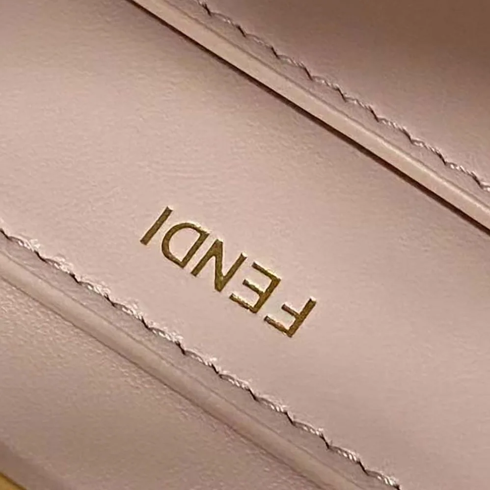 Fendi Peekaboo Iseeu Medium Leather Bag for Women in White Fendi Peekaboo Iseeu Medium Leather Bag for Women in White