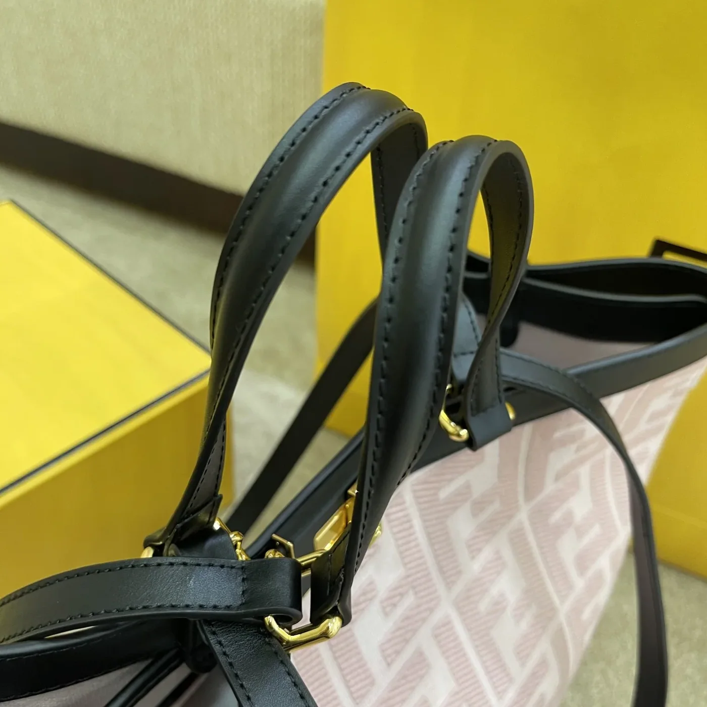Fendi Peekaboo X in tote Bag Pink Canvas