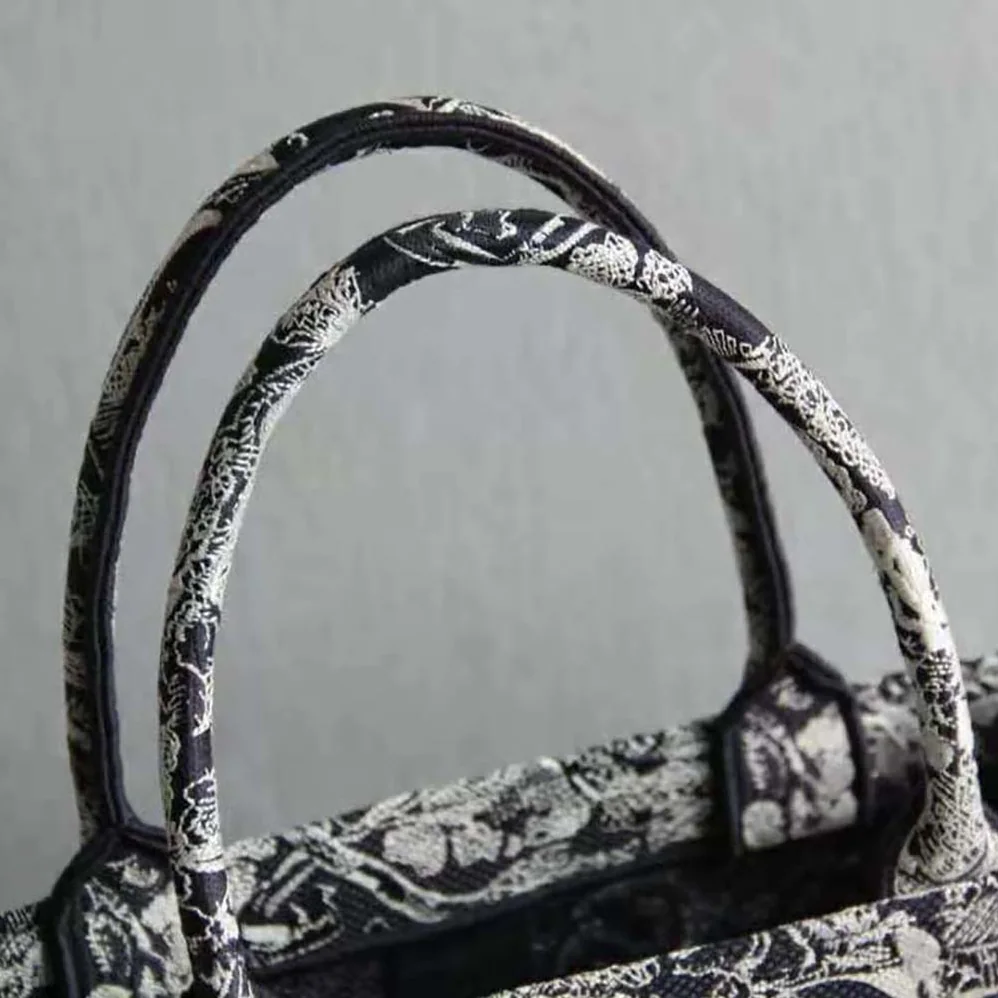 Dior Dior Book Tote Toile DE Jouy Reverse Embroidery for Women in Navy Dior Dior Book Tote Toile DE Jouy Reverse Embroidery for Women in Navy