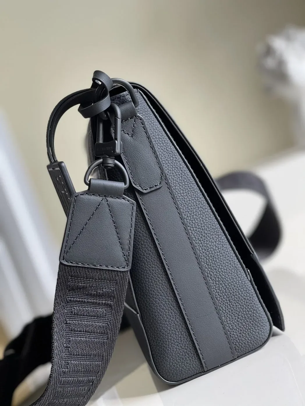 Louis Vuitton Messenger Grain Black Louis Vuitton Messenger Grain Black
