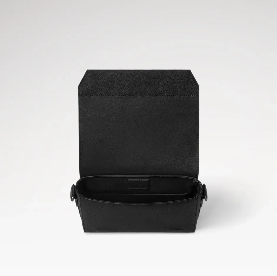 Louis Vuitton Takeoff Messenger PM Noir / Louis Vuitton Takeoff Messenger PM Noir /
