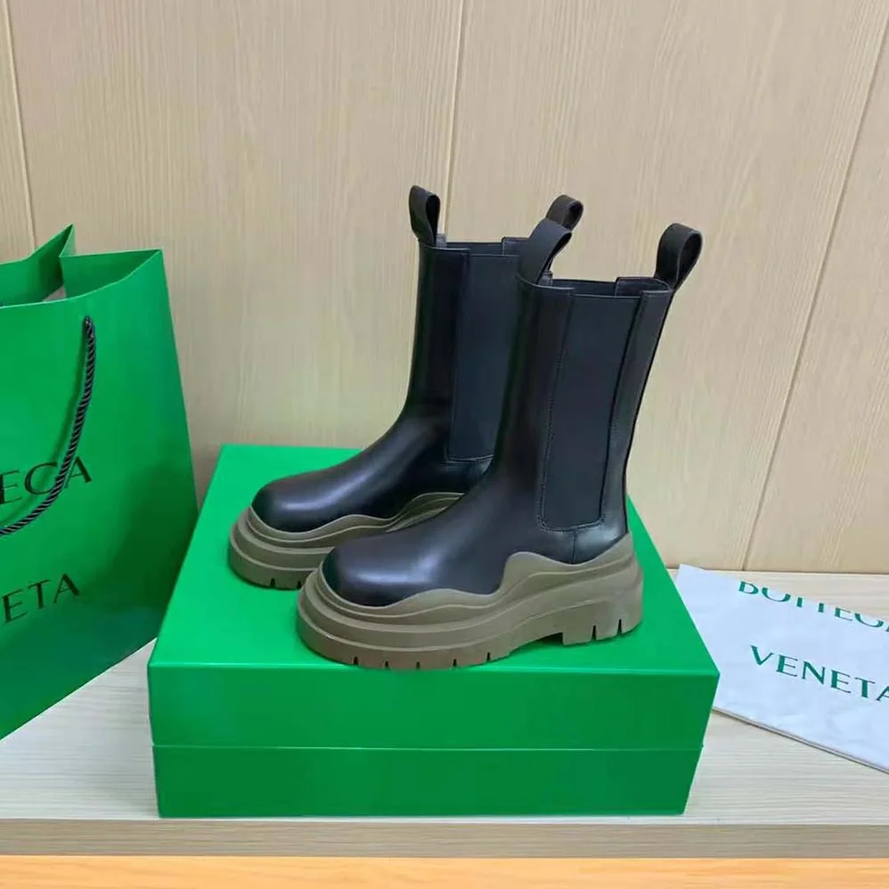 Bottega Veneta Tire Chelsea Boot in Calfskin Leather for Unisex in Brown