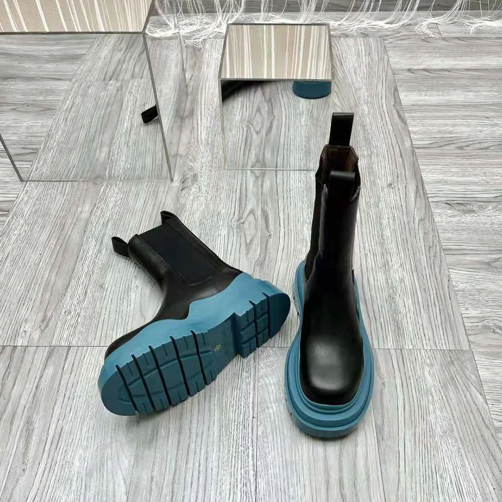 Bottega Veneta Tire Chelsea Boot in Vegetally-Tanned Leather for Unisex in Blue Bottega Veneta Tire Chelsea Boot in Vegetally-Tanned Leather for Unisex in Blue