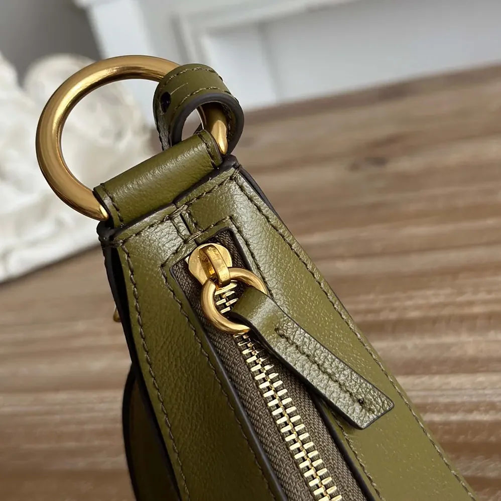 Chloe Banana Cross-body Bag in Grained Calfskin for Women in Dark Green