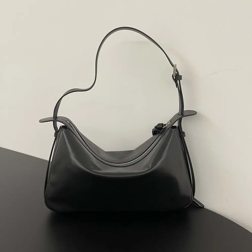Fendi Simply Fendi Medium Black Leather Bag for Unisex