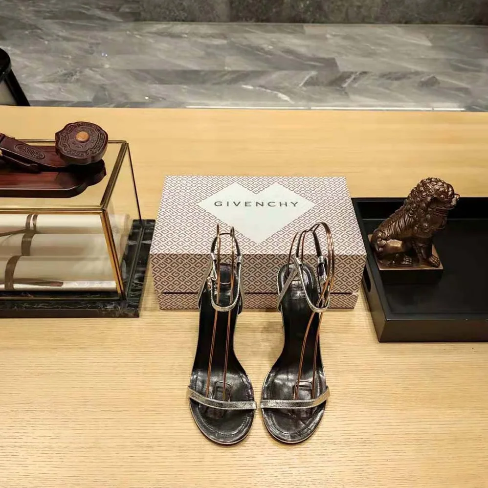 Givenchy G Cube Sandals in Leather for Women in Silver Givenchy G Cube Sandals in Leather for Women in Silver