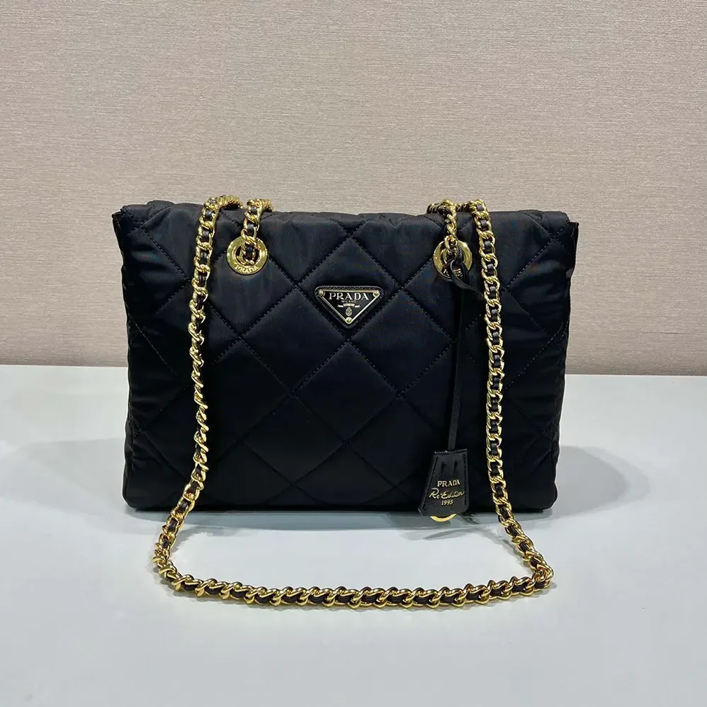 Prada Prada Re-Edition 1995 Chaîne Medium Re-Nylon Tote Bag for Women in Black Prada Prada Re-Edition 1995 Chaîne Medium Re-Nylon Tote Bag for Women in Black