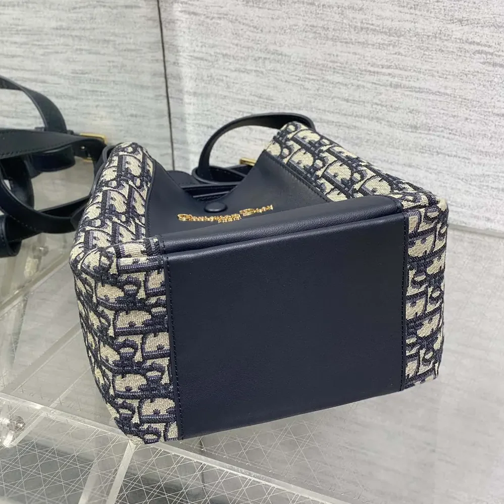 Dior Medium Signature Bucket Bag Blue Dior Oblique Jacquard and Smooth Calfskin for Women