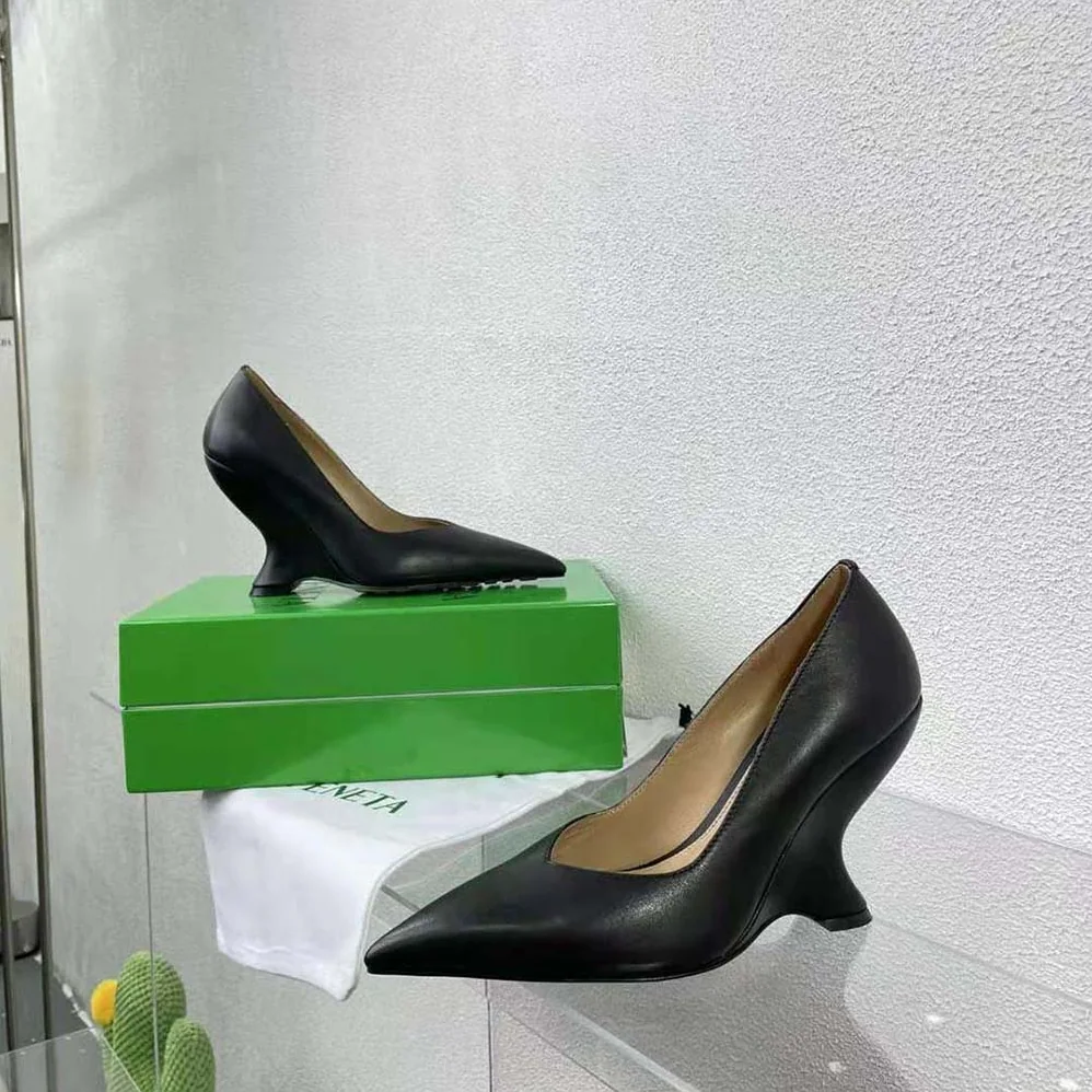 Bottega Veneta Punta Pump in 10 cm Heel Height for Women in Black Bottega Veneta Punta Pump in 10 cm Heel Height for Women in Black