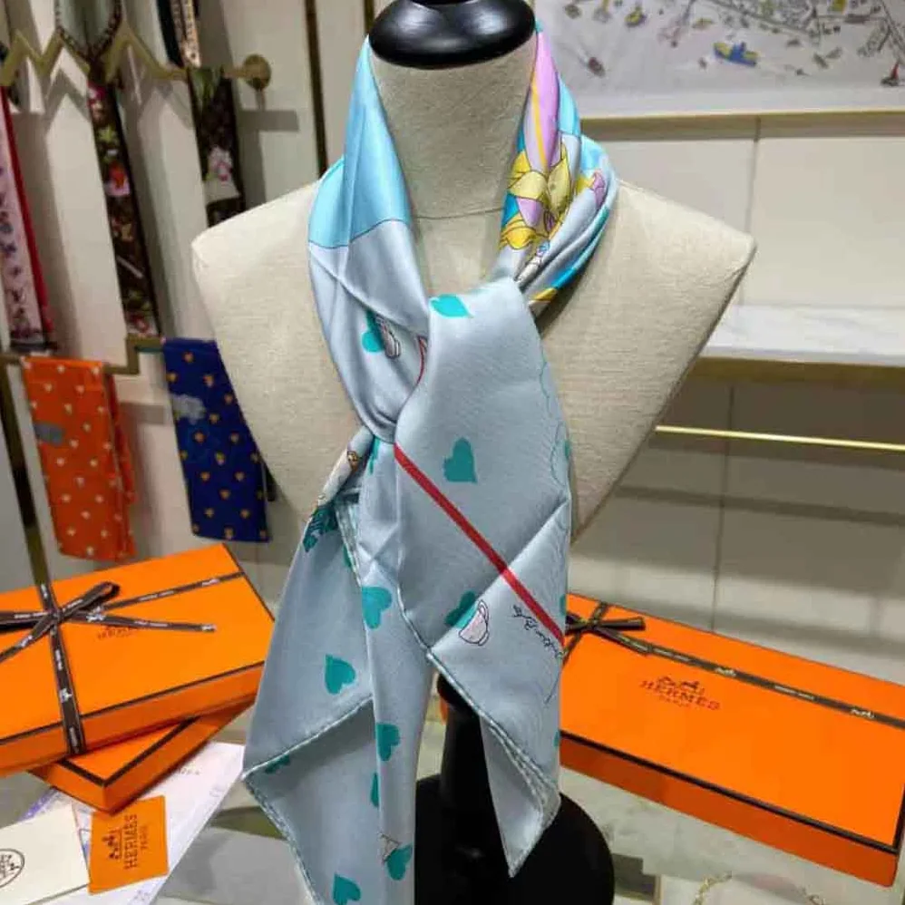 Hermes Tea Time Scarf 70 in Silk with Hand for Women in Rolled Edges