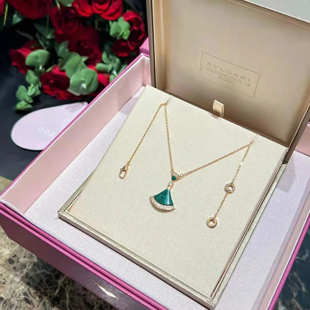 Bvlgari DIVAS' DREAM Necklace in 18 KT Rose Gold with Pendant Set for Women in Green Bvlgari DIVAS' DREAM Necklace in 18 KT Rose Gold with Pendant Set for Women in Green