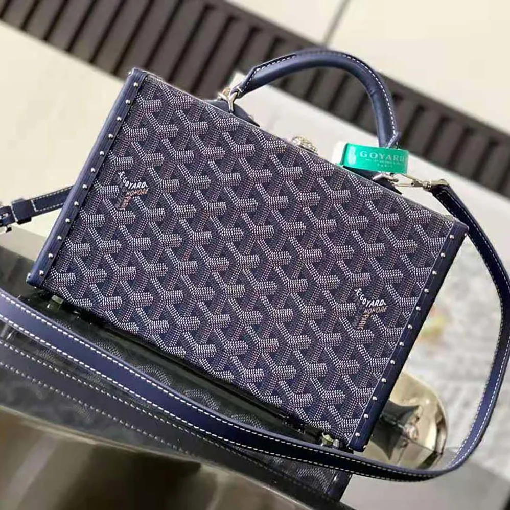 Goyard Sac Malle Grand Hôtel in Goyardine Canvas & Clamecy Calfskin for Women in Navy Goyard Sac Malle Grand Hôtel in Goyardine Canvas & Clamecy Calfskin for Women in Navy